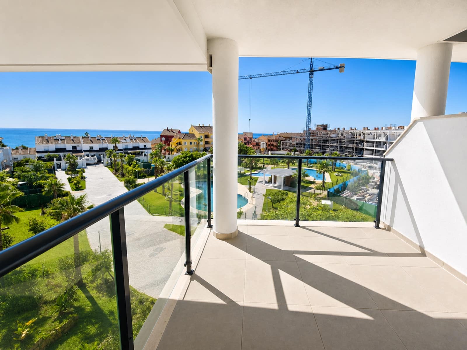 2 soverom Leilighet til salgs i La Duquesa / Puerto de la Duquesa med svømmebasseng garasje - € 399 000 (Ref: 9949390)
