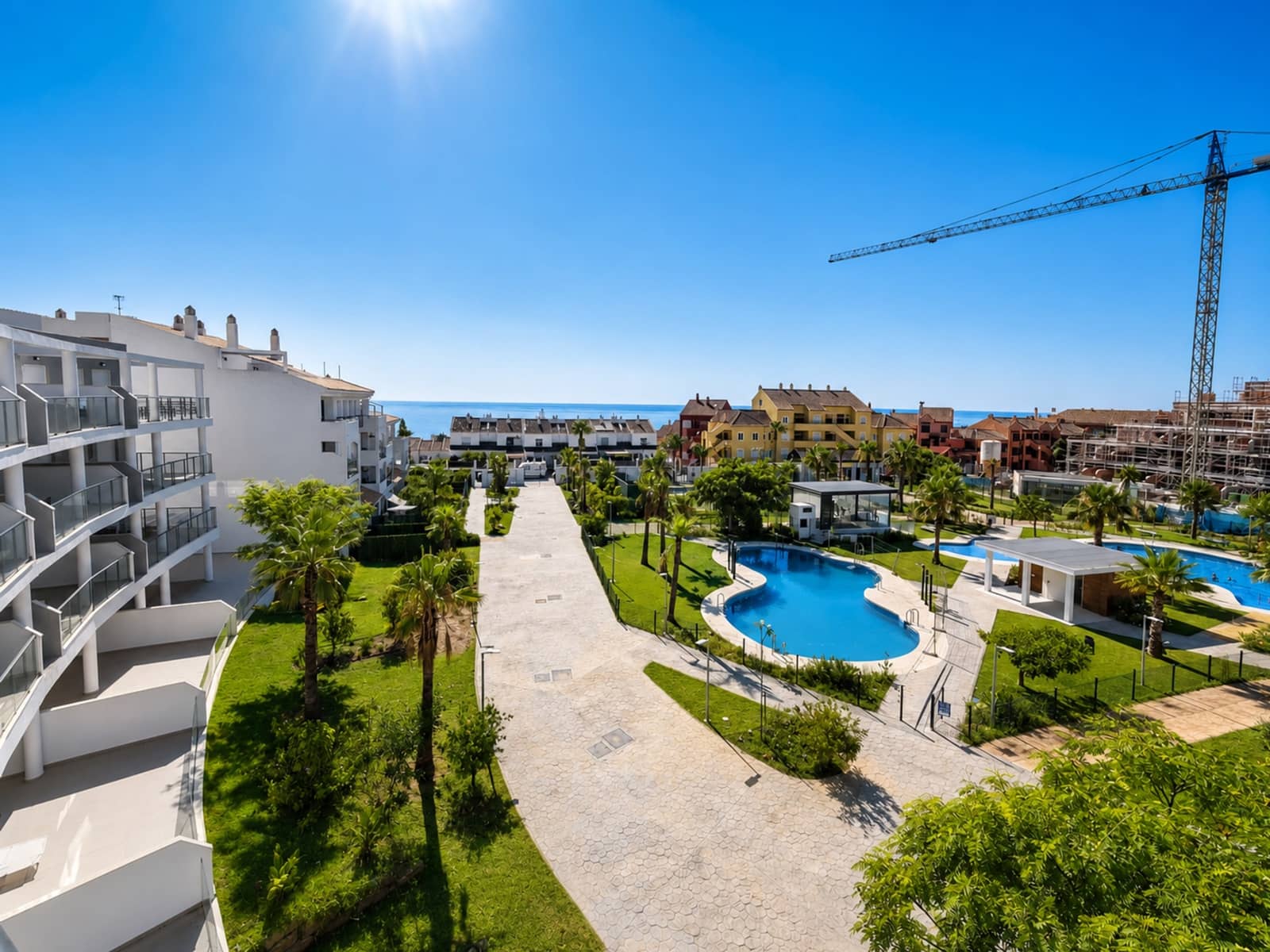 2 soverom Leilighet til salgs i La Duquesa / Puerto de la Duquesa med svømmebasseng garasje - € 399 000 (Ref: 9949390)