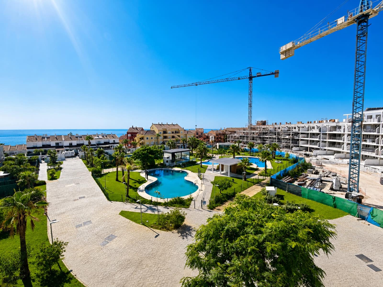 2 soverom Leilighet til salgs i La Duquesa / Puerto de la Duquesa med svømmebasseng garasje - € 399 000 (Ref: 9949390)