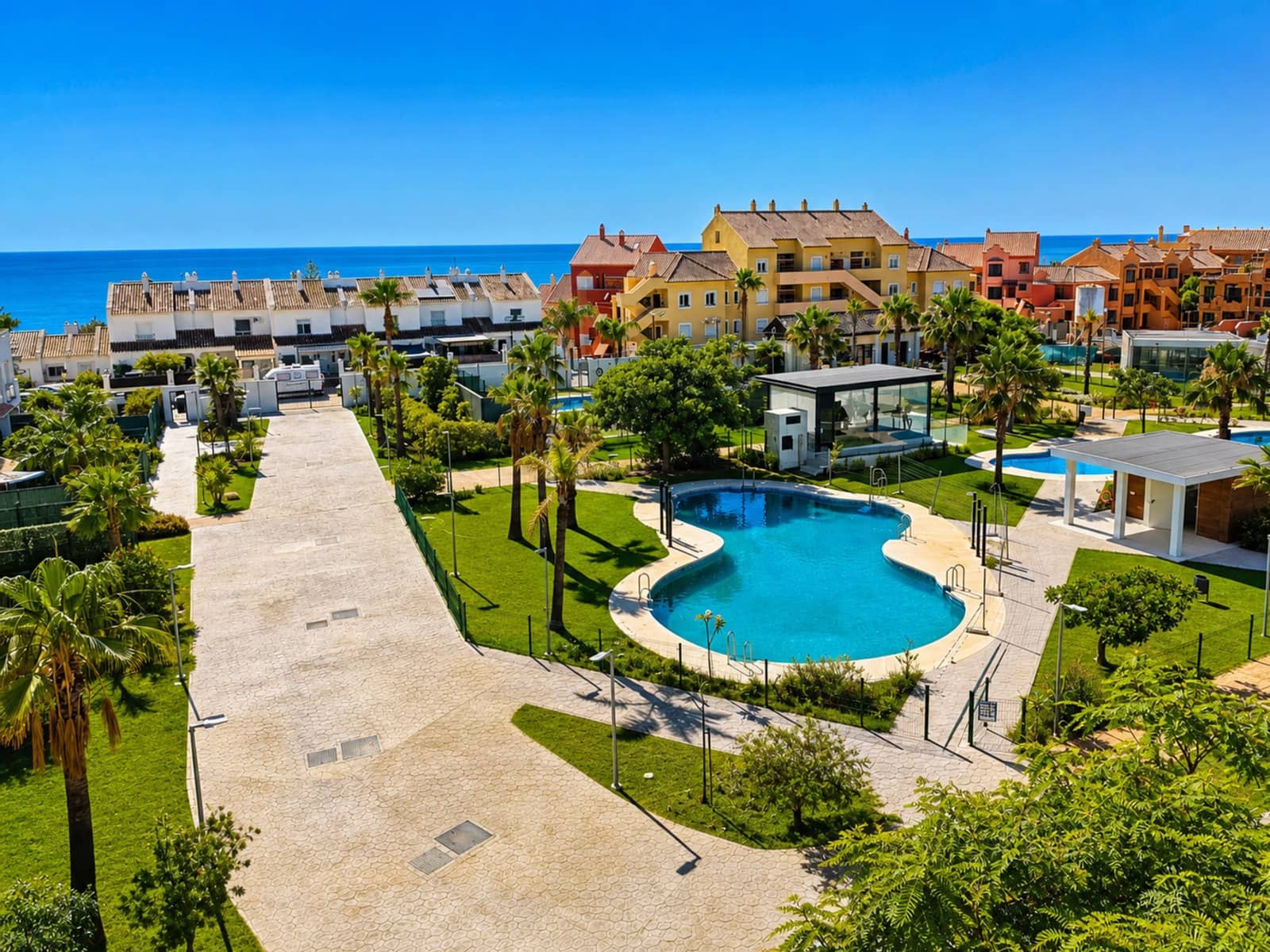 2 soverom Leilighet til salgs i La Duquesa / Puerto de la Duquesa med svømmebasseng garasje - € 399 000 (Ref: 9949390)
