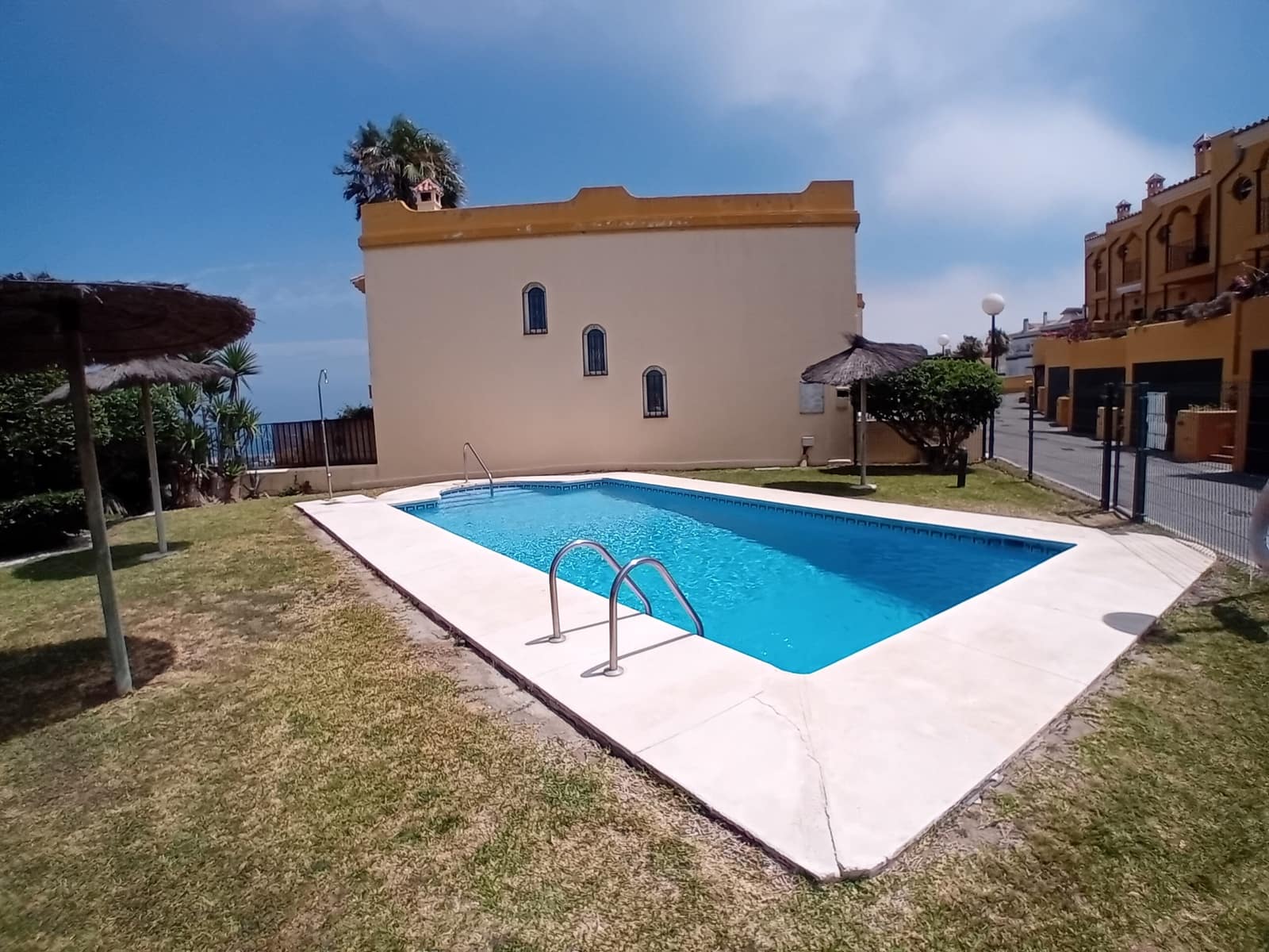 3 soveværelse Semi-Rækkehus til salg i Manilva med swimmingpool garage - € 335.000 (Ref: 9952303)