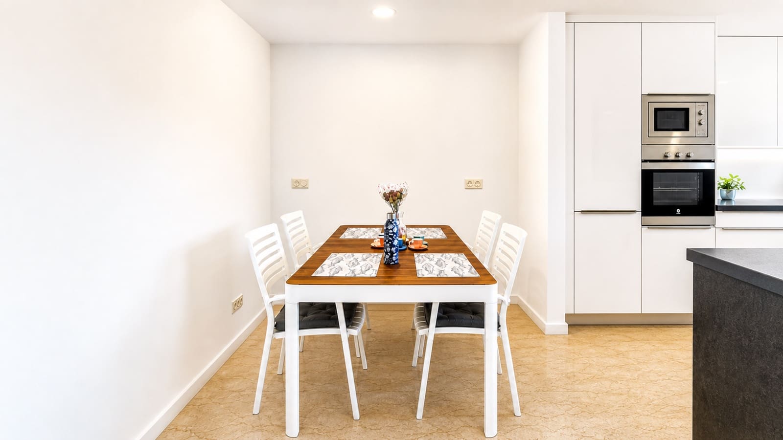 2 sypialnia Apartament na sprzedaż w La Duquesa / Puerto de la Duquesa z basenem garażem - 349 000 € (Ref: 9957609)