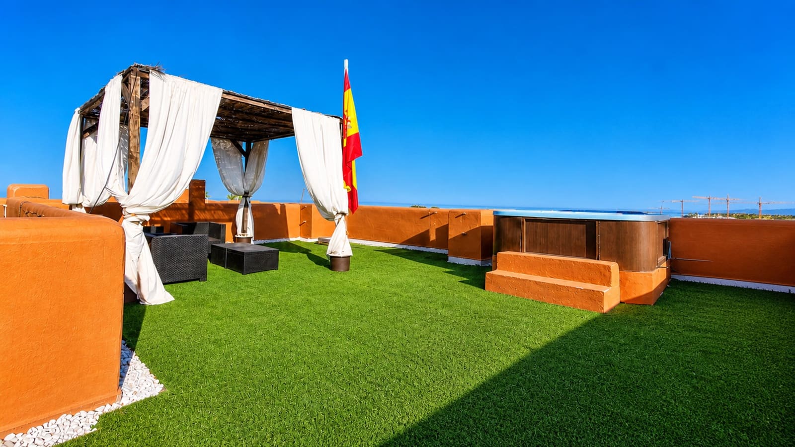 2 sypialnia Apartament na sprzedaż w La Duquesa / Puerto de la Duquesa z basenem garażem - 349 000 € (Ref: 9957609)