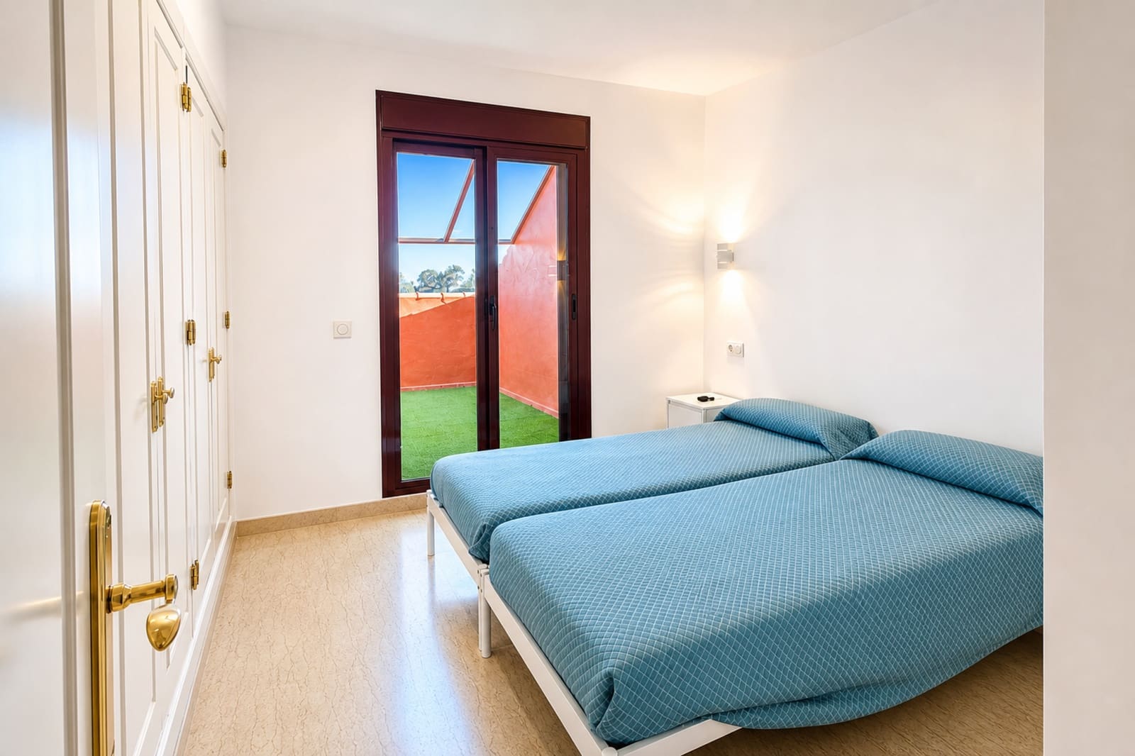 2 sypialnia Apartament na sprzedaż w La Duquesa / Puerto de la Duquesa z basenem garażem - 349 000 € (Ref: 9957609)