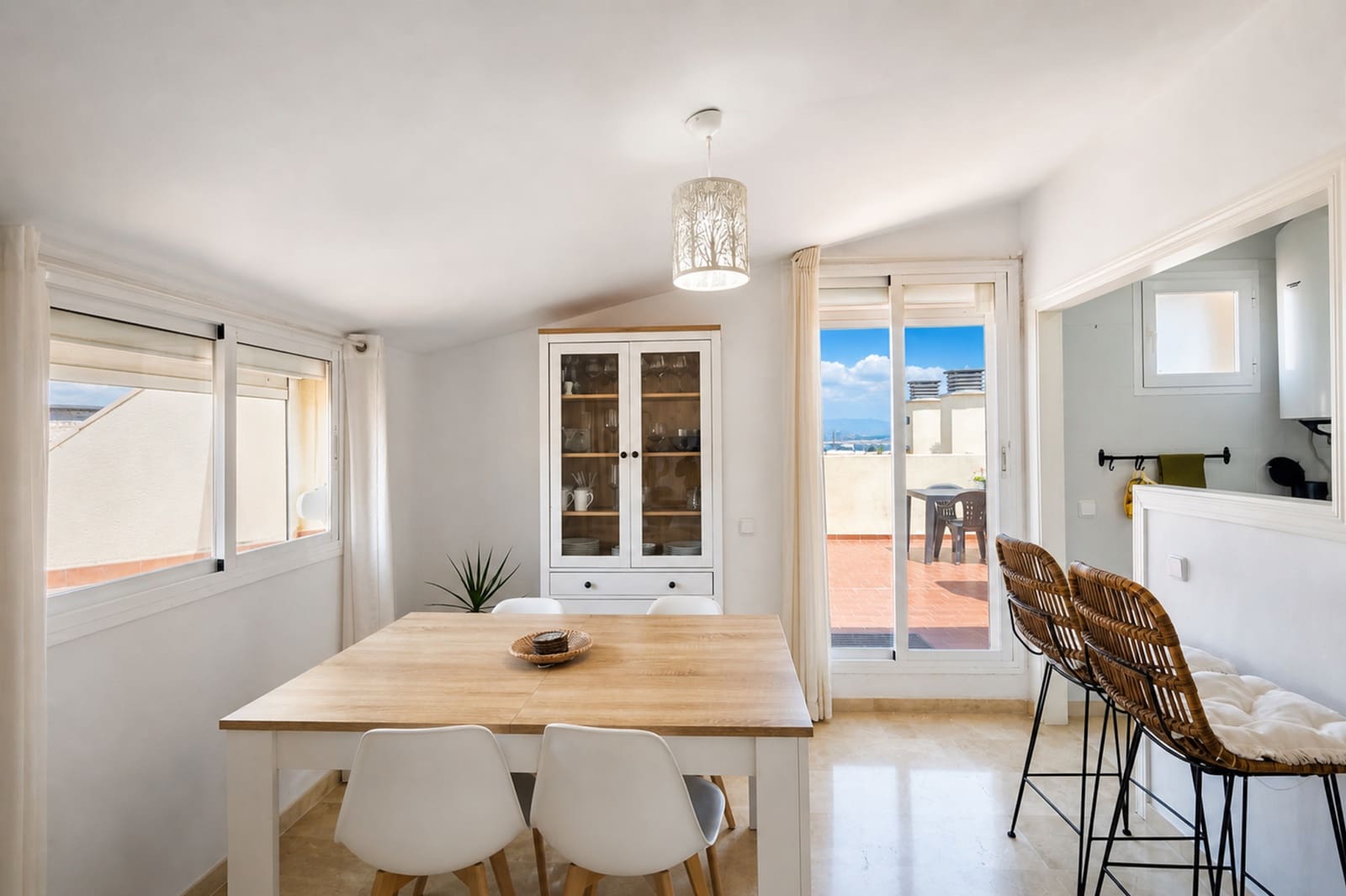 2 soveværelse Lejlighed til salg i La Duquesa / Puerto de la Duquesa med swimmingpool garage - € 260.000 (Ref: 9972986)