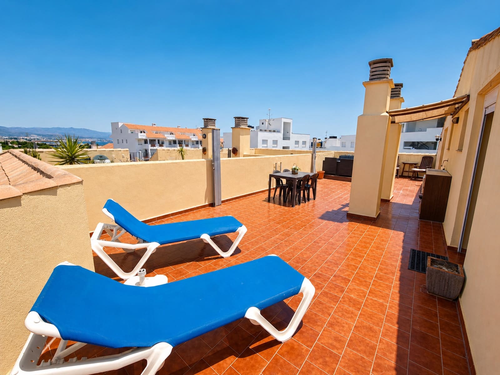 2 soveværelse Lejlighed til salg i La Duquesa / Puerto de la Duquesa med swimmingpool garage - € 260.000 (Ref: 9972986)