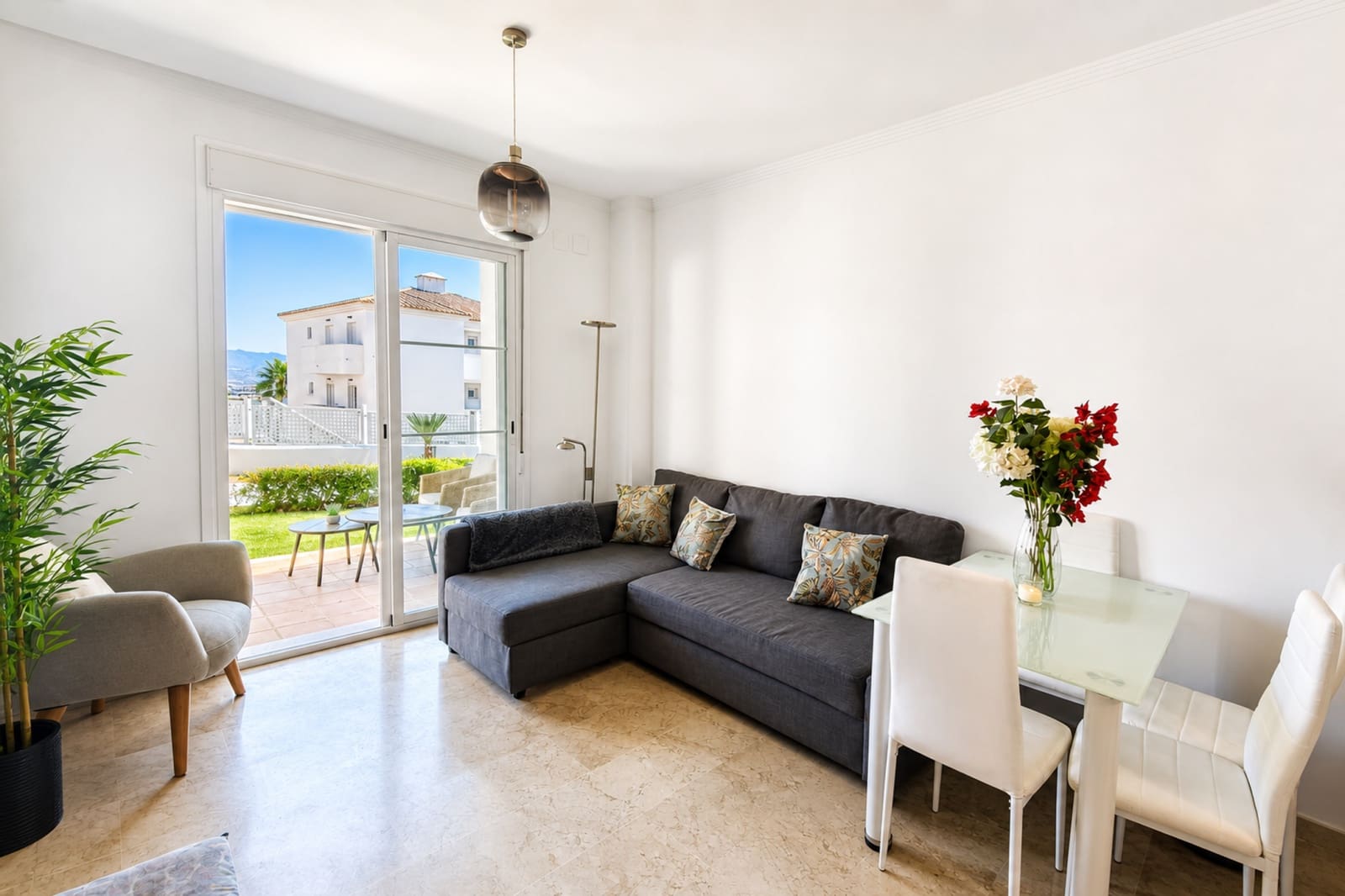 3 soveværelse Lejlighed til salg i La Duquesa / Puerto de la Duquesa med swimmingpool garage - € 285.000 (Ref: 9972987)