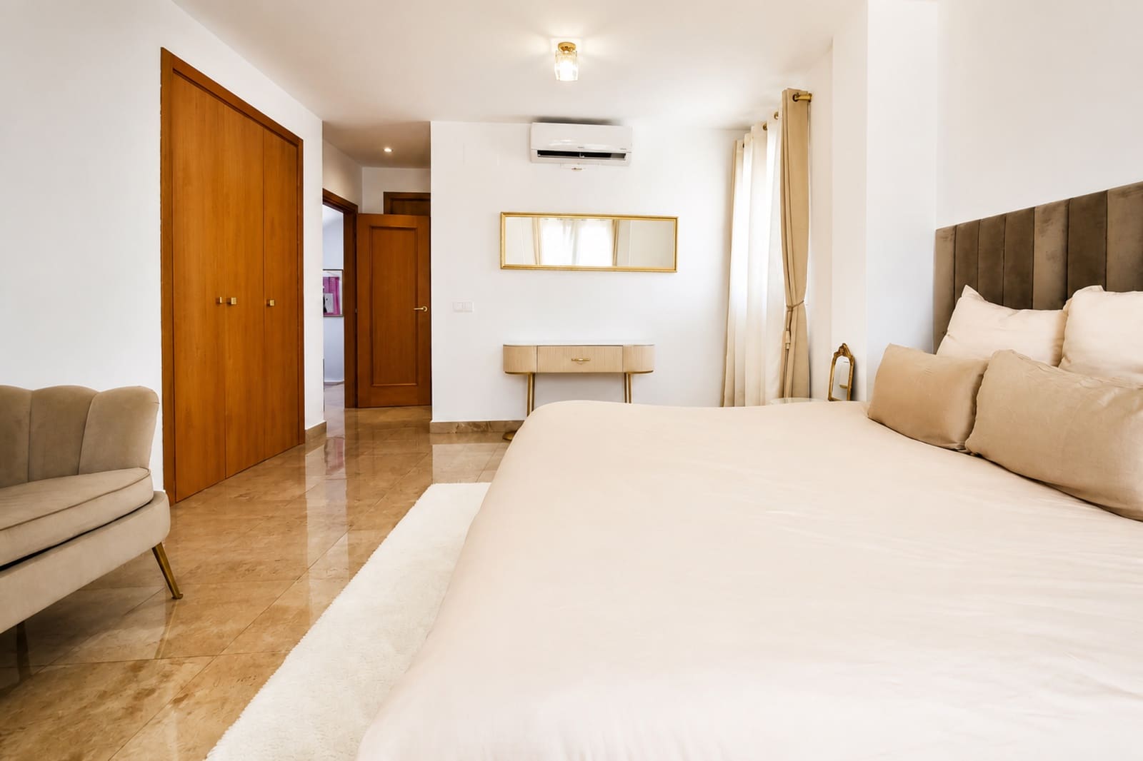 6 soveværelse Villa til salg i La Duquesa / Puerto de la Duquesa med swimmingpool garage - € 550.000 (Ref: 9976910)