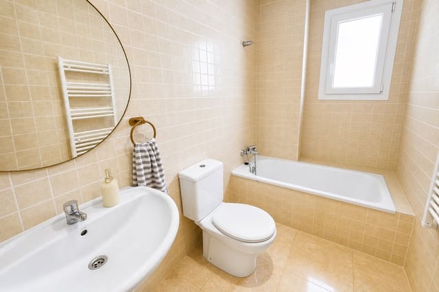 6 soveværelse Villa til salg i La Duquesa / Puerto de la Duquesa, Manilva med swimmingpool garage - € 550.000 (Ref: 9976910)
