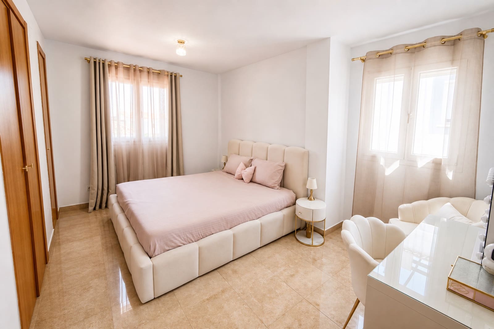 6 soveværelse Villa til salg i La Duquesa / Puerto de la Duquesa med swimmingpool garage - € 550.000 (Ref: 9976910)