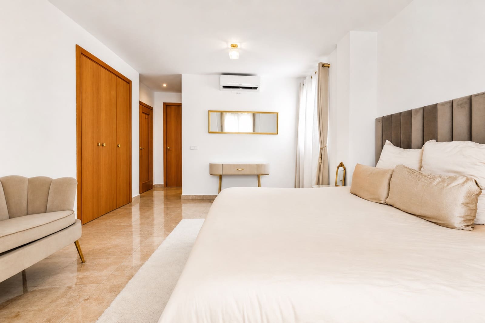 6 soveværelse Villa til salg i La Duquesa / Puerto de la Duquesa med swimmingpool garage - € 550.000 (Ref: 9976910)