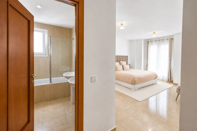 6 bedroom Villa for sale in La Duquesa / Puerto de la Duquesa, Manilva with pool garage - € 479,000 (Ref: 9976910)