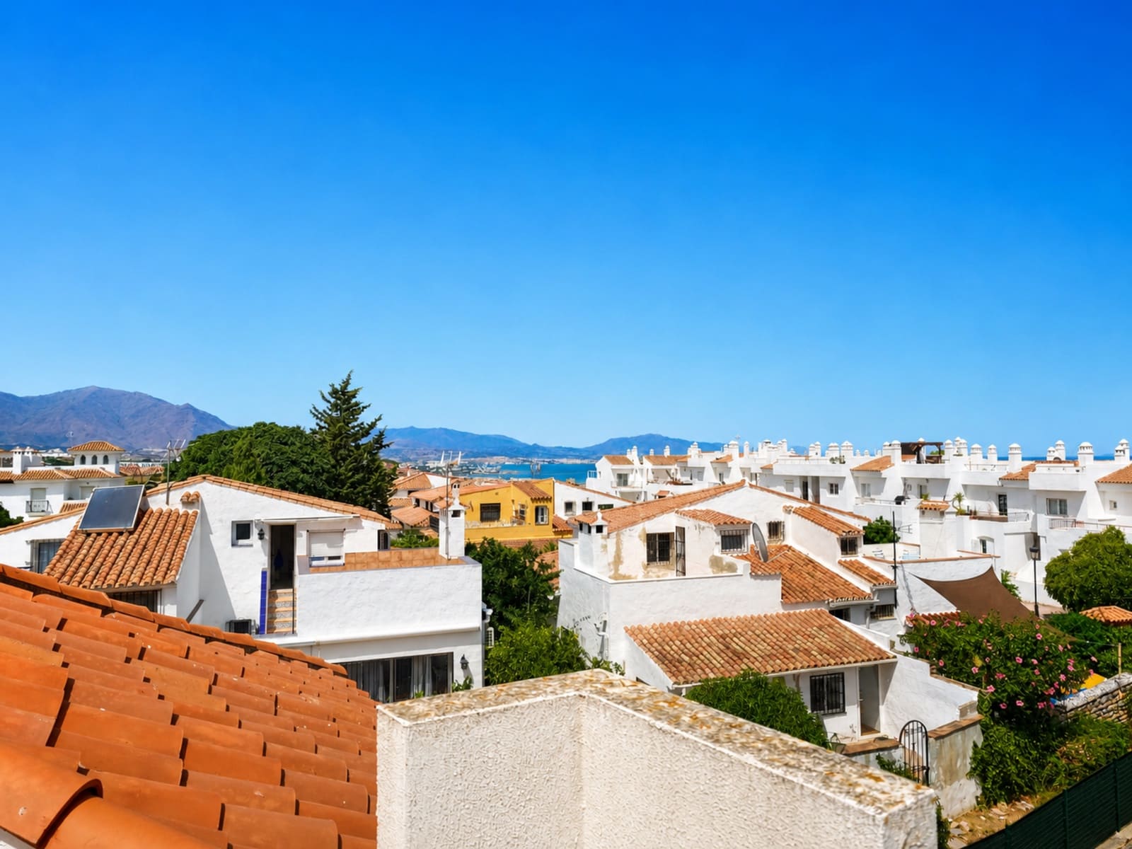 6 quarto Moradia para venda em La Duquesa / Puerto de la Duquesa com piscina garagem - 550 000 € (Ref: 9976910)