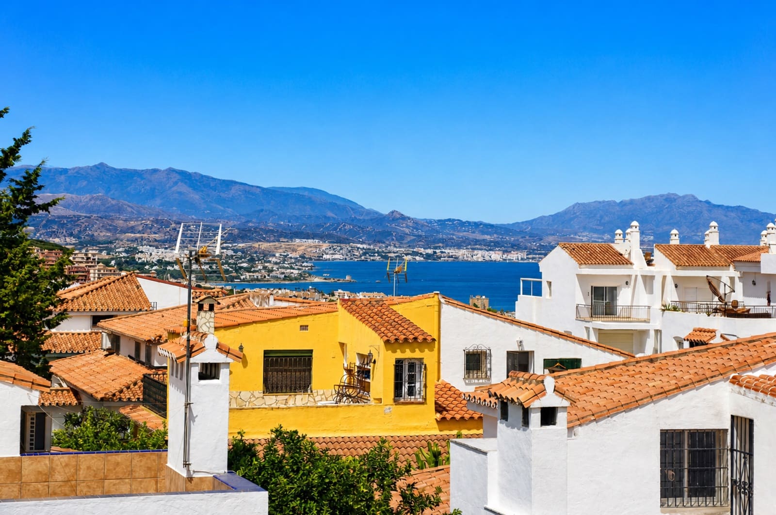 6 quarto Moradia para venda em La Duquesa / Puerto de la Duquesa com piscina garagem - 550 000 € (Ref: 9976910)