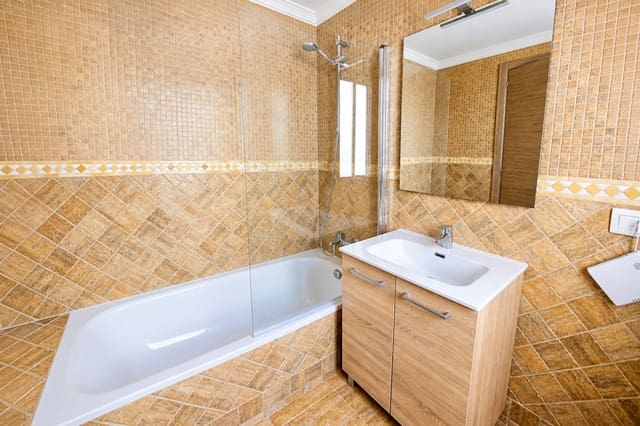 3 slaapkamer Huis te koop in Manilva Pueblo, Manilva met garage - € 269.000 (Ref: 9993916)
