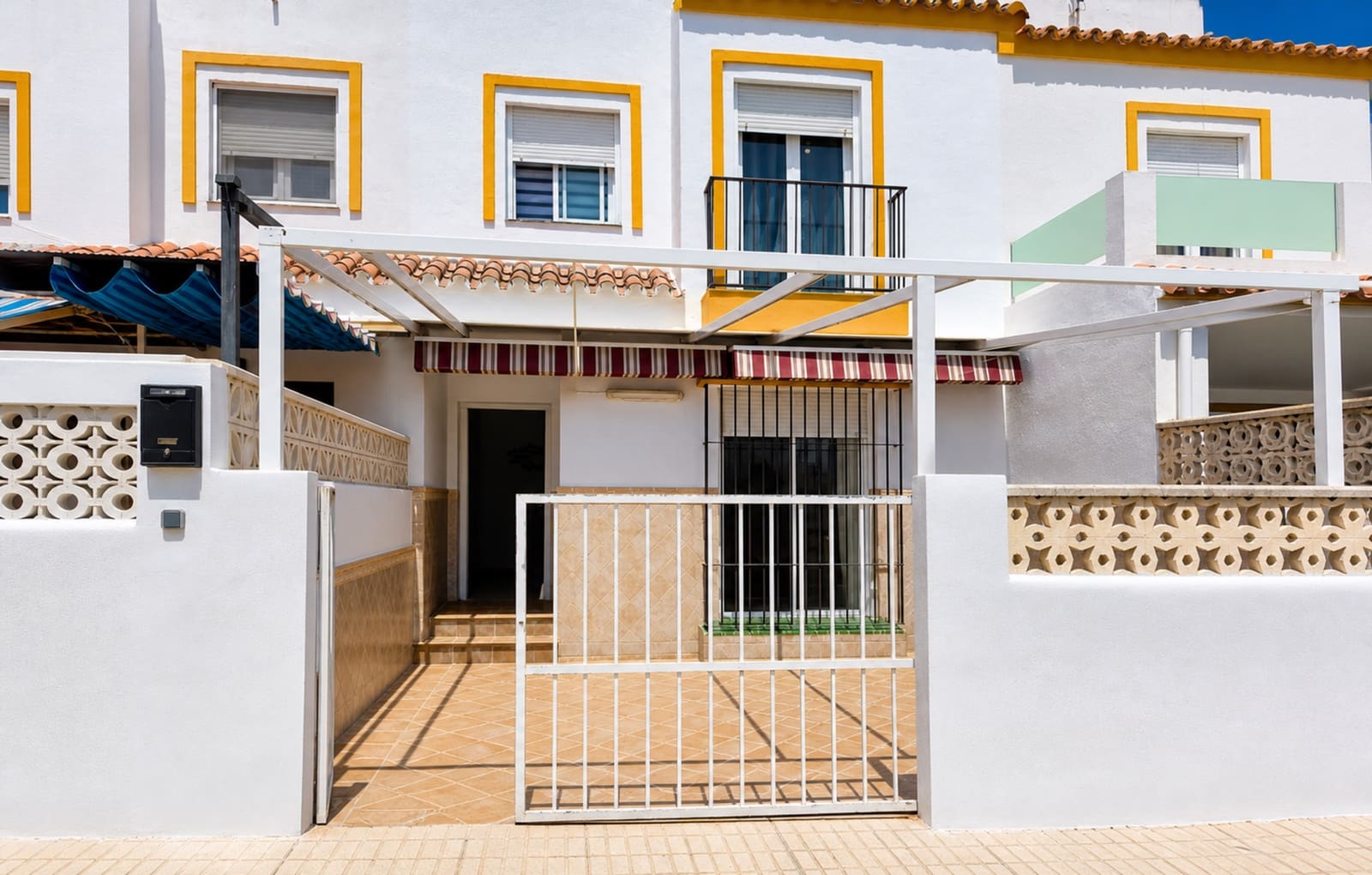 3 bedroom Townhouse for sale in Manilva with garage - € 269,000 (Ref: 9993916)