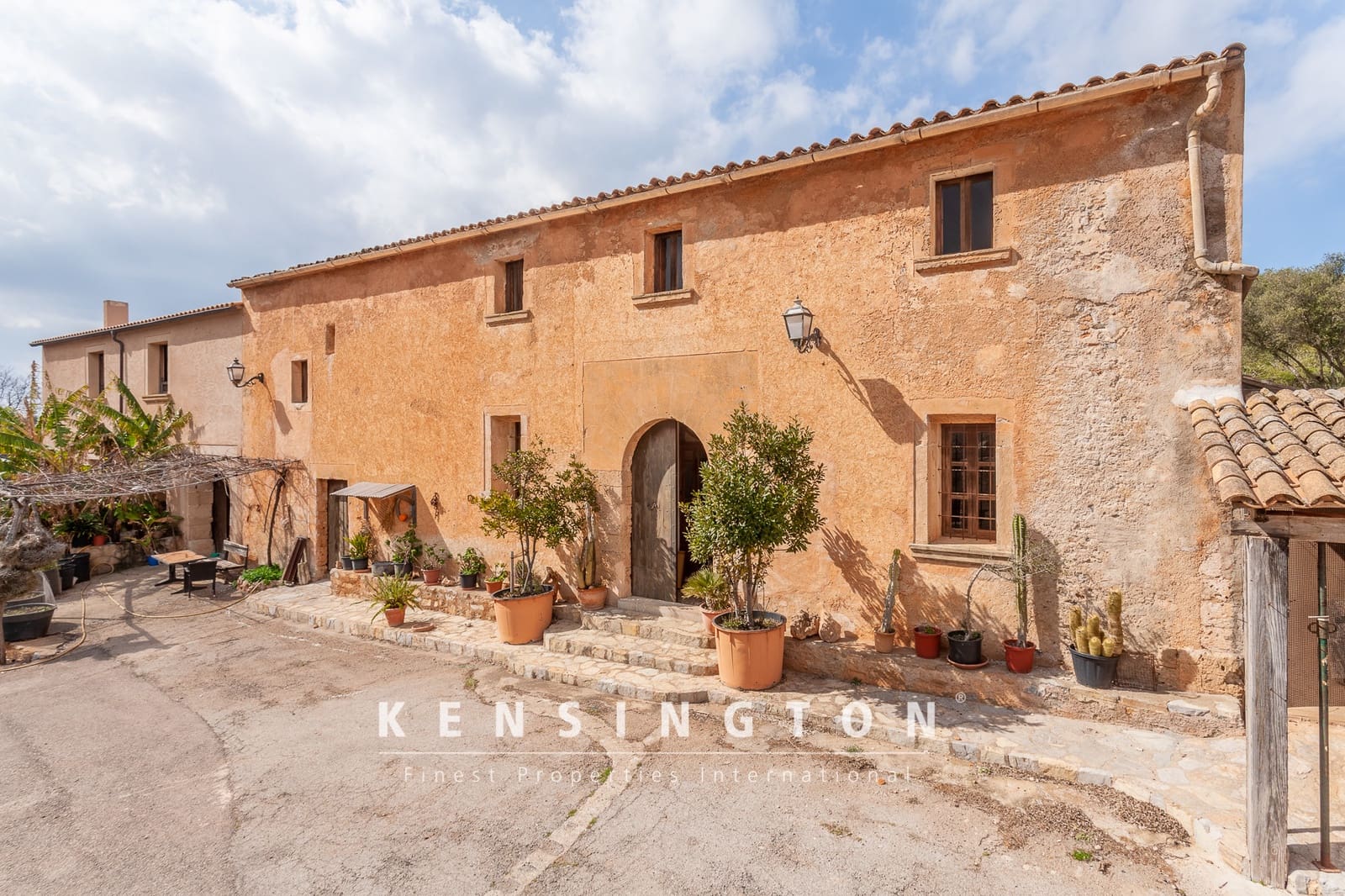 5 bedroom Villa for sale in Arta - € 7,800,000 (Ref: 9164647)