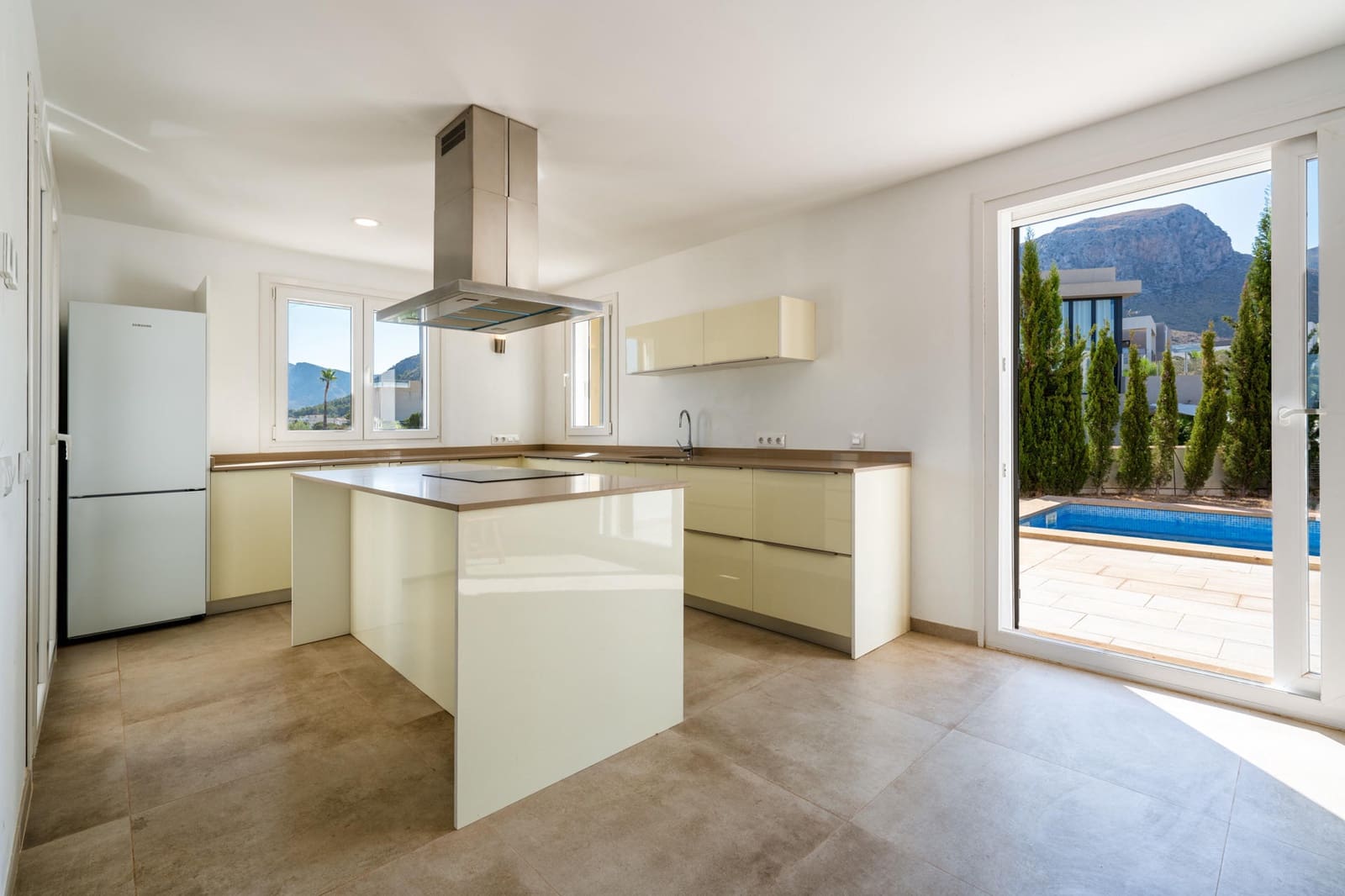 Villa/Maison de 4 chambres à louer à Colonia de Sant Pere / Colonia de San Pedro avec piscine garage - 3 900 € (Ref: 9357688)