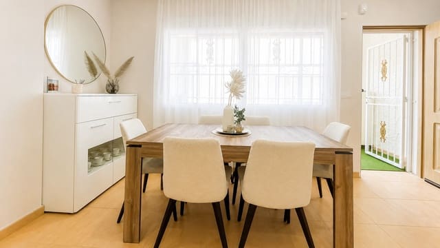 Casa de 4 habitaciones en Punta Prima, Orihuela en venta con piscina garaje - 329.000 € (Ref: 10050009)