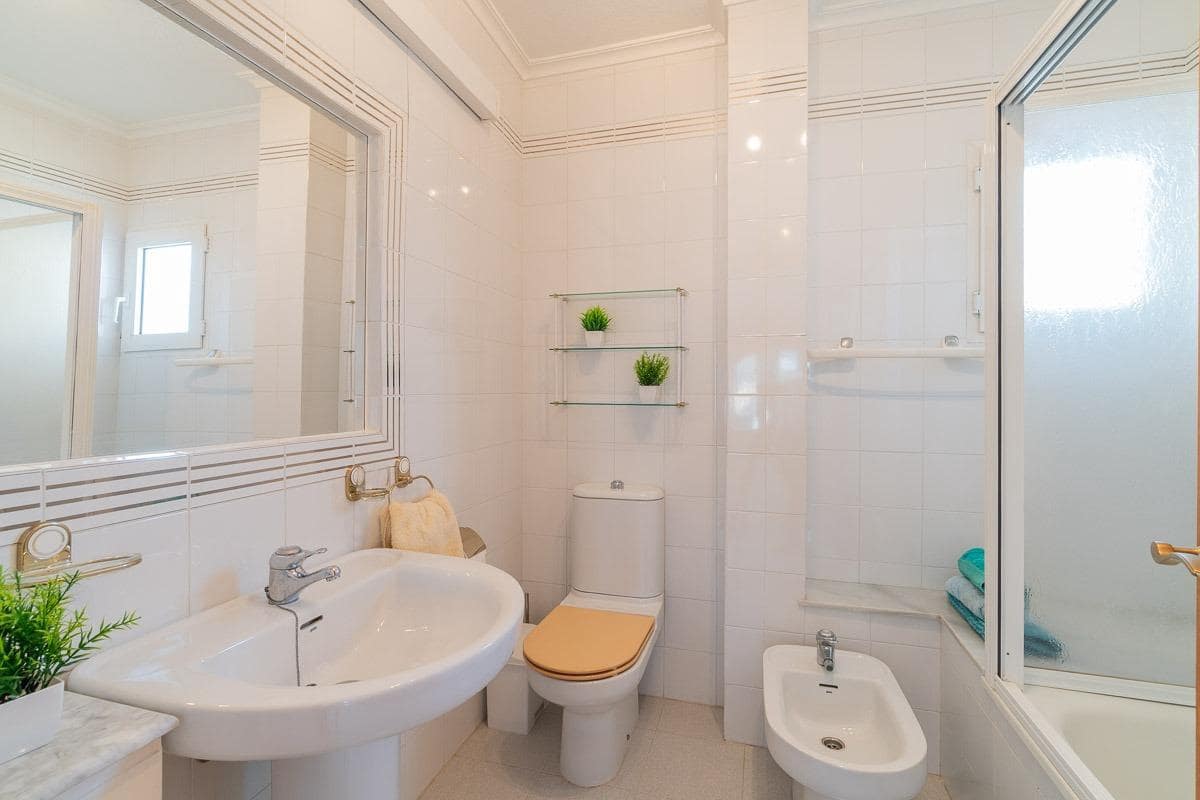 Apartamento de 2 habitaciones en Playa Flamenca en venta con piscina - 239.000 € (Ref: 10077748)