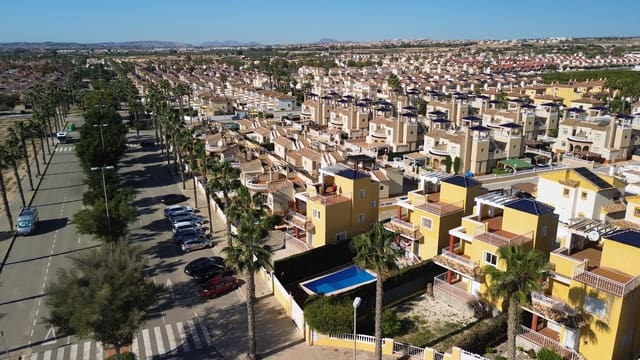 3 soverom Villa til salgs i El Raso, Guardamar del Segura med svømmebasseng garasje - € 350 000 (Ref: 8903406)