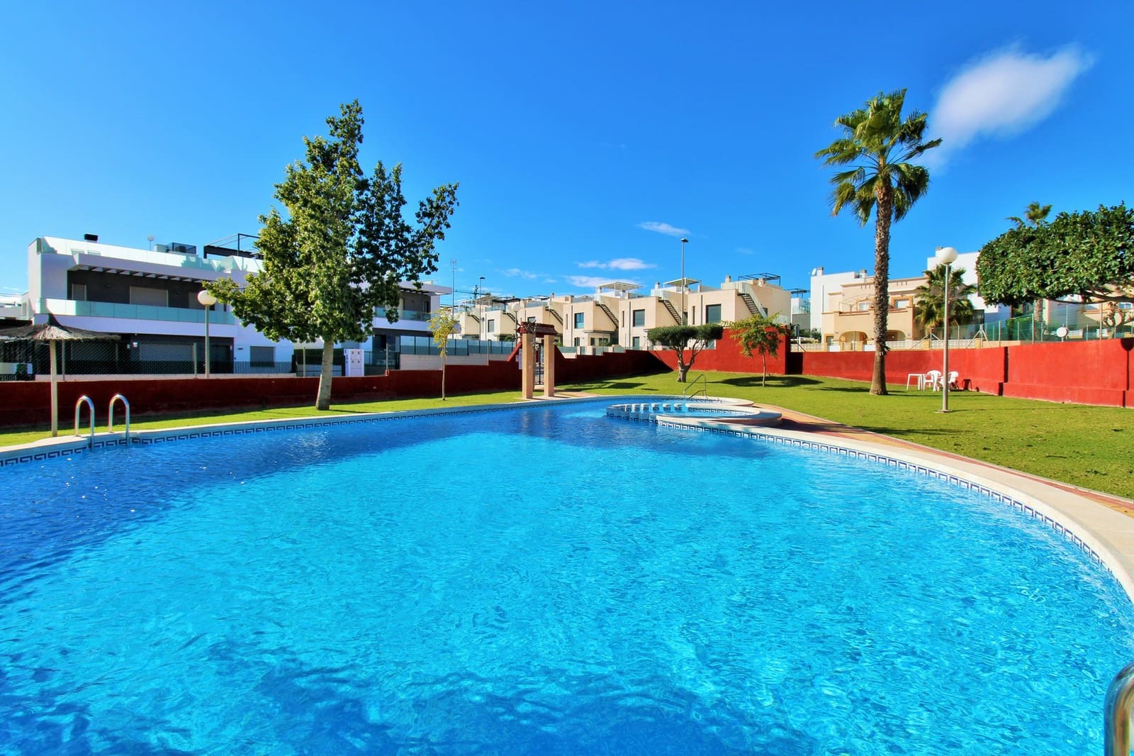 Apartamento de 2 habitaciones en Villamartin en venta con piscina - 124.950 € (Ref: 9594819)