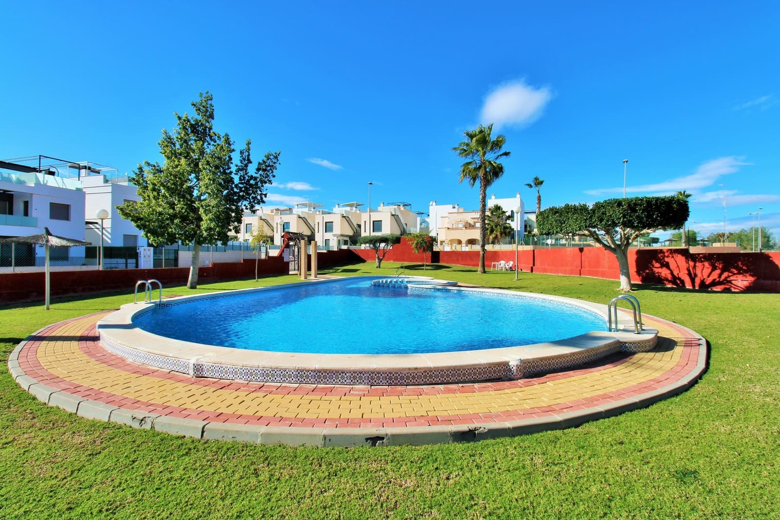 Apartamento de 2 habitaciones en Villamartin en venta con piscina - 124.950 € (Ref: 9594819)