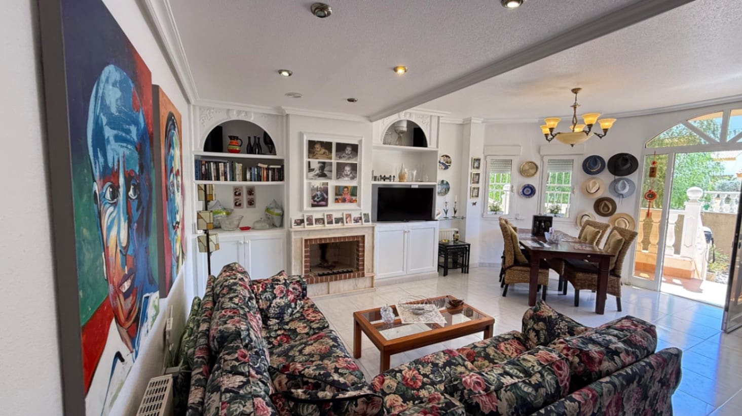 Chalet de 4 habitaciones en La Zenia en venta con piscina garaje - 570.000 € (Ref: 9598902)