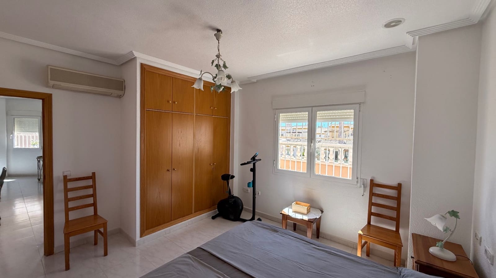 Chalet de 4 habitaciones en La Zenia en venta con piscina garaje - 570.000 € (Ref: 9598902)