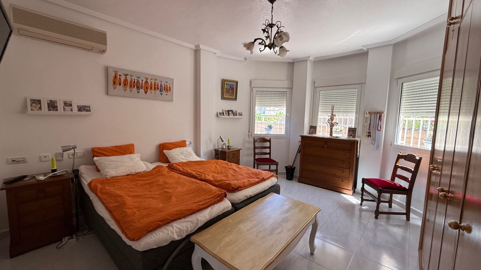 Chalet de 4 habitaciones en La Zenia en venta con piscina garaje - 570.000 € (Ref: 9598902)