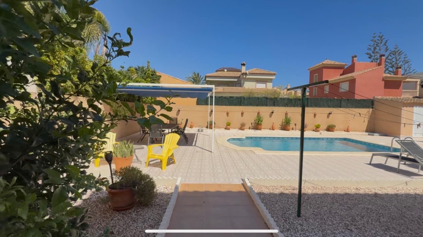 Chalet de 4 habitaciones en La Zenia en venta con piscina garaje - 570.000 € (Ref: 9598902)