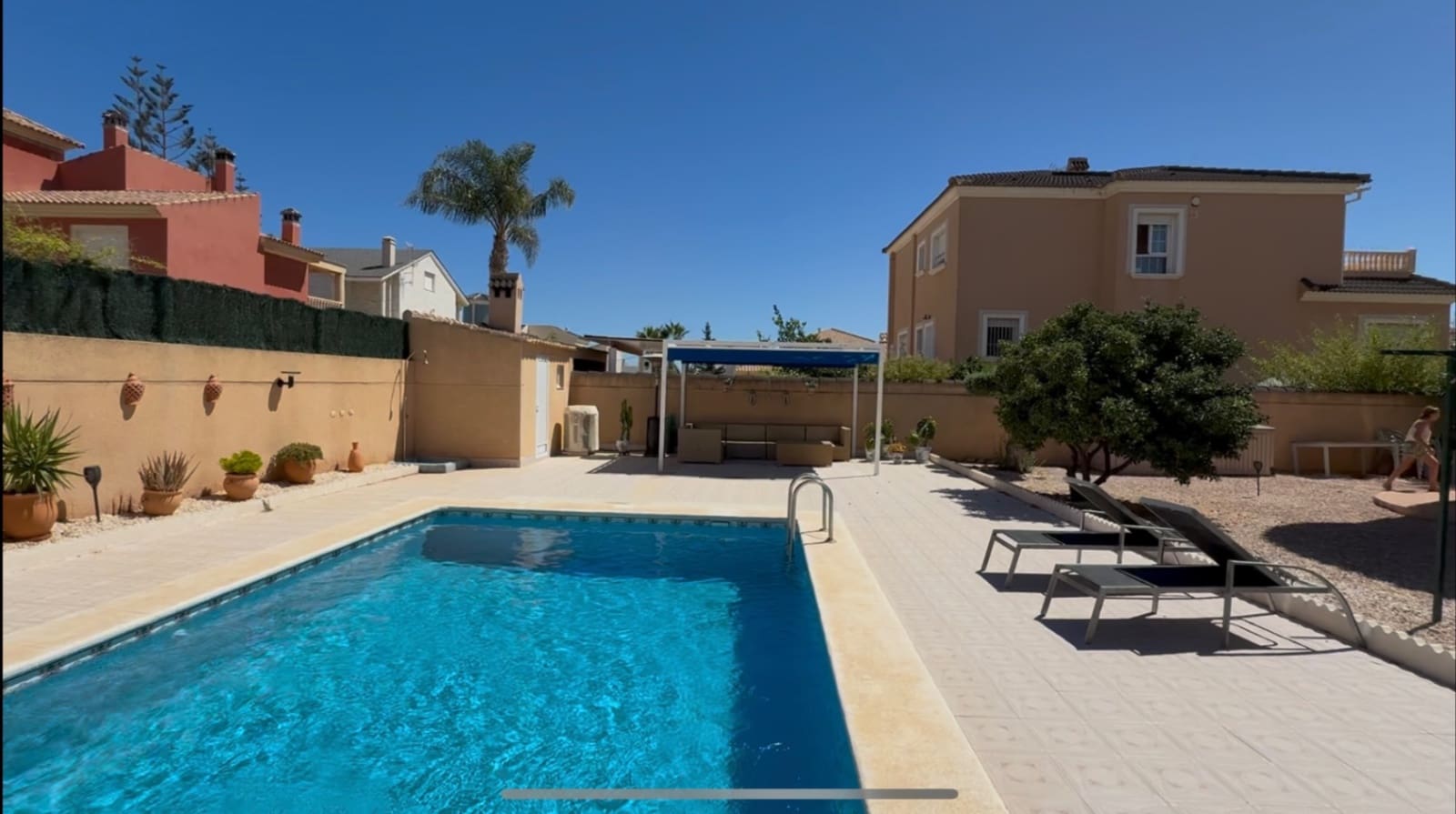 Chalet de 4 habitaciones en La Zenia en venta con piscina garaje - 570.000 € (Ref: 9598902)
