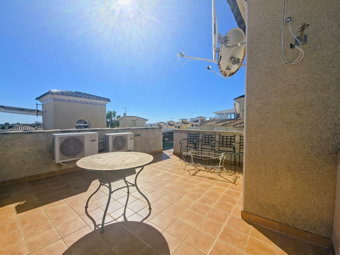 Chalet de 3 habitaciones en Filipinas en venta con piscina garaje - 330.000 € (Ref: 9611286)