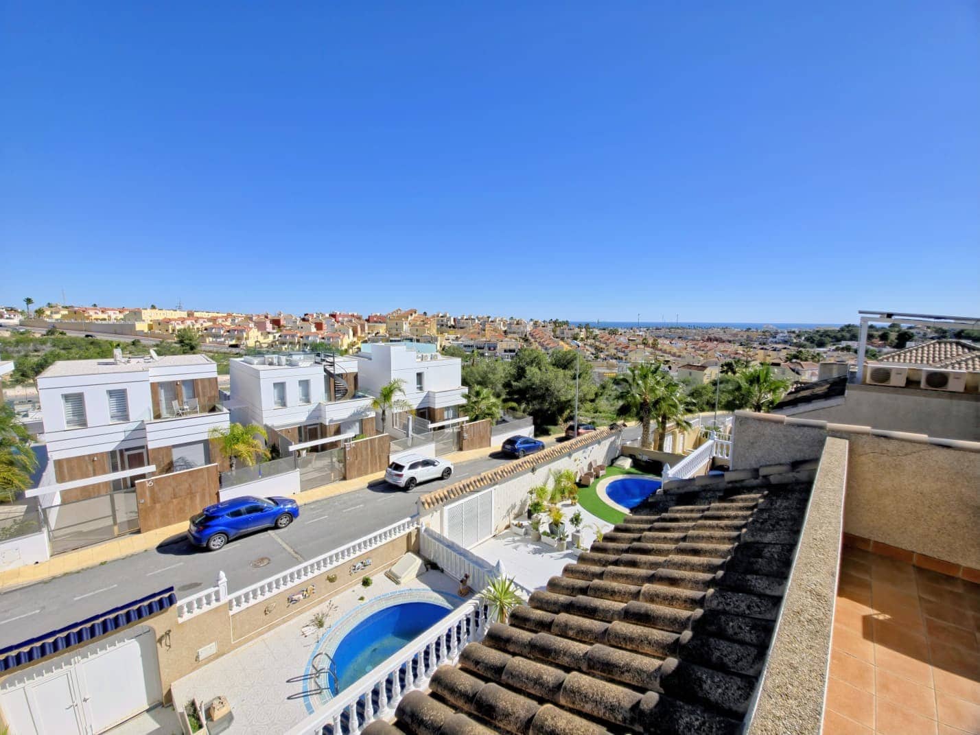 Chalet de 3 habitaciones en Filipinas en venta con piscina garaje - 330.000 € (Ref: 9611286)