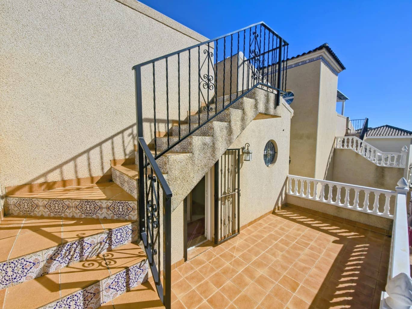 Chalet de 3 habitaciones en Filipinas en venta con piscina garaje - 330.000 € (Ref: 9611286)