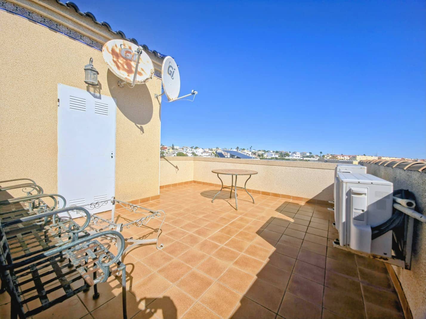 Chalet de 3 habitaciones en Filipinas en venta con piscina garaje - 330.000 € (Ref: 9611286)