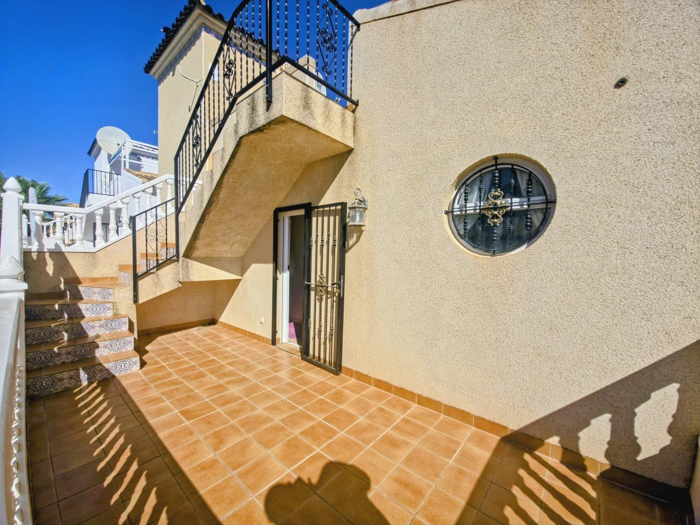 Chalet de 3 habitaciones en Filipinas en venta con piscina garaje - 330.000 € (Ref: 9611286)