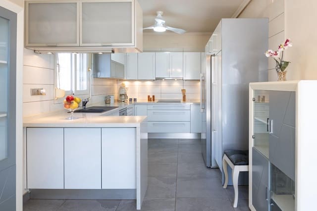 Chalet de 3 habitaciones en Playa Flamenca, Orihuela en venta con piscina garaje - 585.000 € (Ref: 9673993)