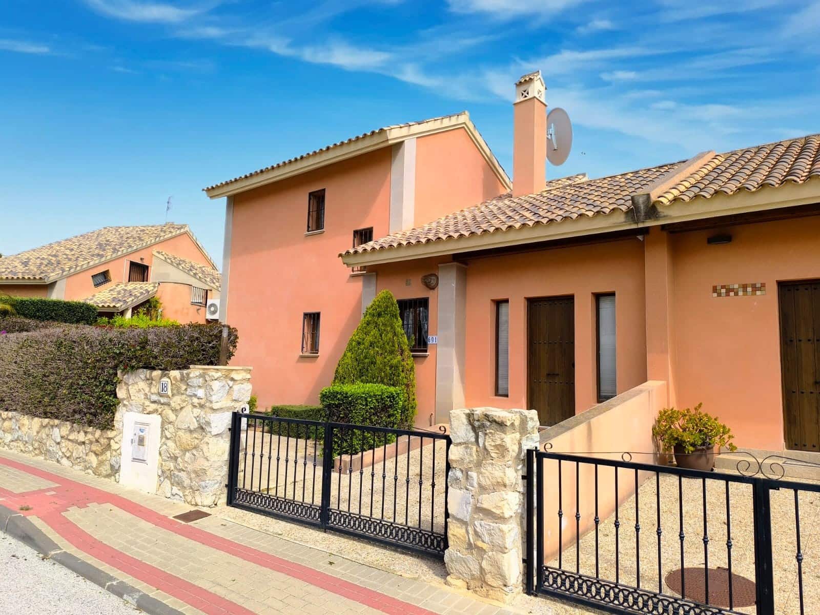 3 bedroom Villa for sale in Algorfa with pool - € 395,000 (Ref: 9727687)