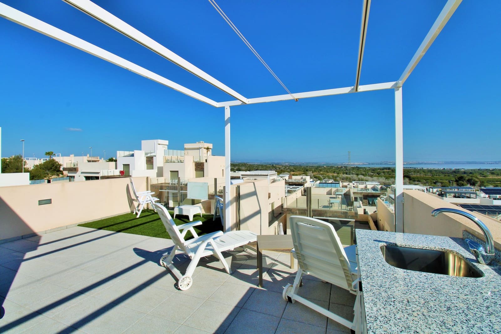 Chalet de 3 habitaciones en Villamartin en venta con piscina - 375.000 € (Ref: 9729235)