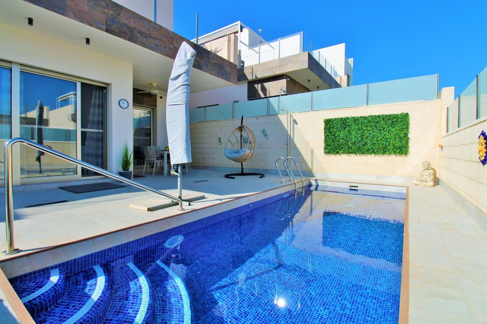 Chalet de 3 habitaciones en Villamartin en venta con piscina - 375.000 € (Ref: 9729235)