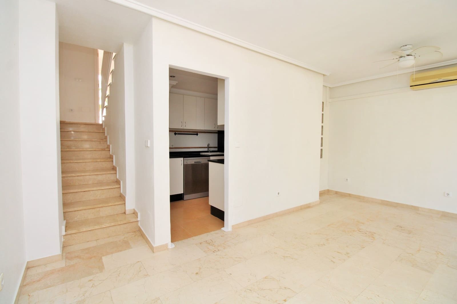 3 bedroom Townhouse for sale in Villamartin with pool - € 229,000 (Ref: 9796627)