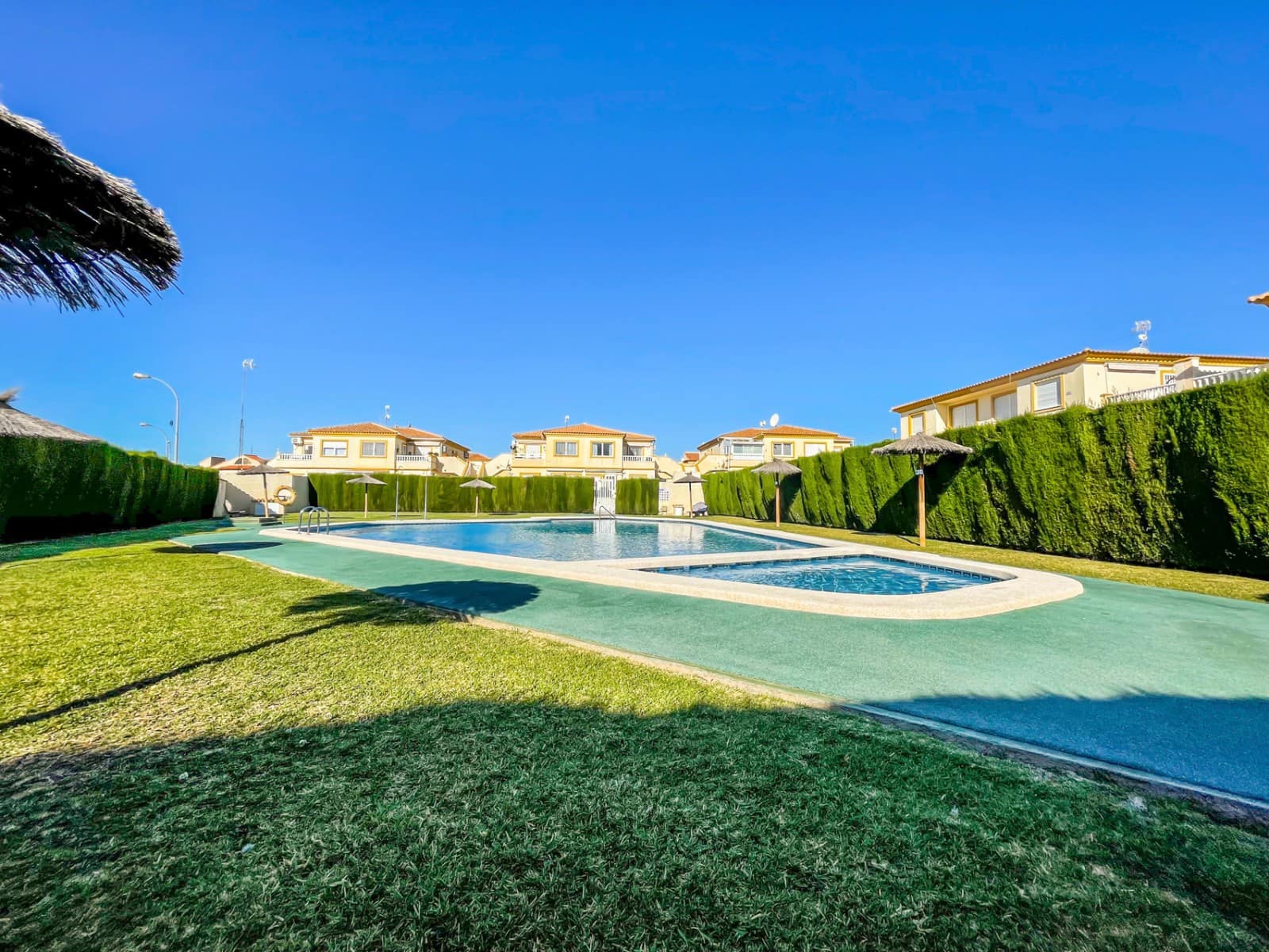 2 sypialnia Dom na sprzedaż w Playa Flamenca z basenem - 176 900 € (Ref: 9998404)