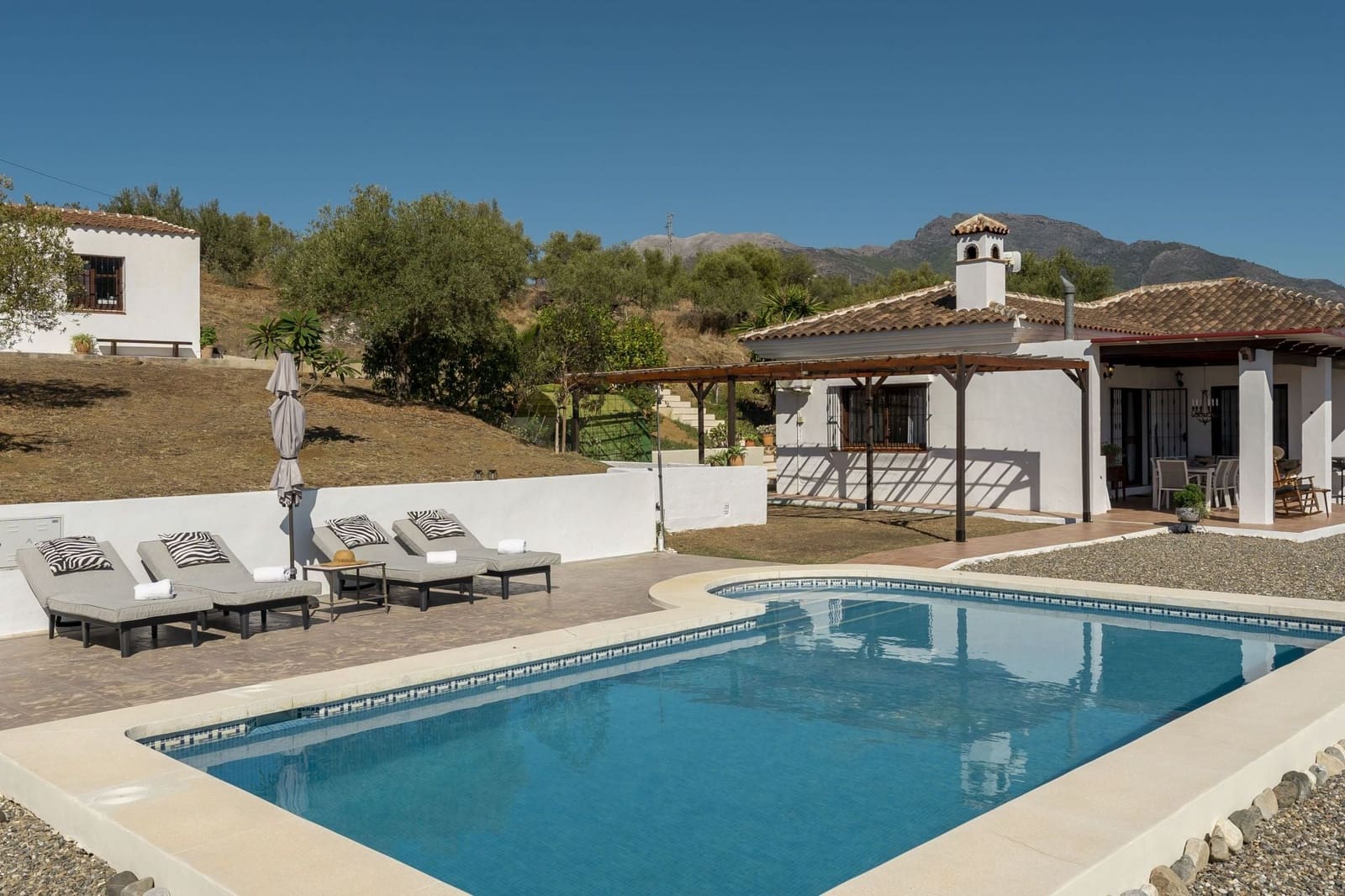 3 bedroom Finca/Country House for sale in Tolox with pool garage - € 449,000 (Ref: 10158473)