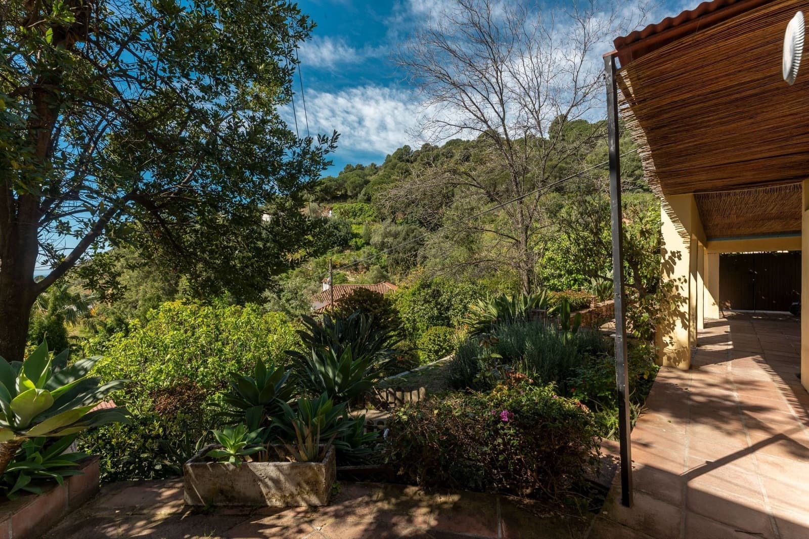 2 soveværelse Finca/Landehus til salg i Ojen med swimmingpool - € 495.000 (Ref: 9747514)