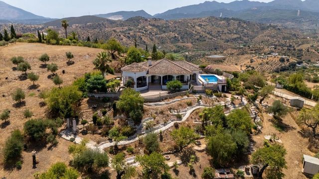3 slaapkamer Finca/Landhuis te koop in Guaro met zwembad garage - € 399.000 (Ref: 9949071)