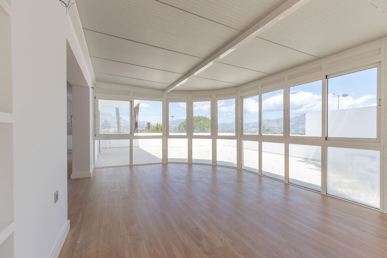 5 bedroom Villa for sale in Albir with pool garage - € 795,000 (Ref: 8305107)