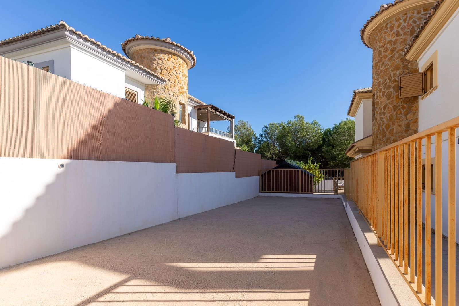 4 bedroom Villa for sale in Finestrat with pool garage - € 639,000 (Ref: 8892177)