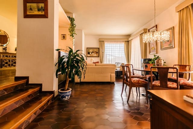 Chalet de 4 habitaciones en La Nucia en venta con piscina garaje - 715.000 € (Ref: 8971908)