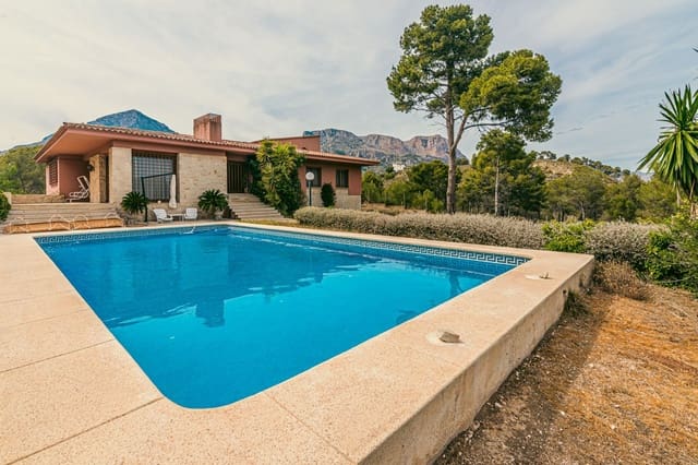 Chalet de 4 habitaciones en La Nucia en venta con piscina garaje - 715.000 € (Ref: 8971908)